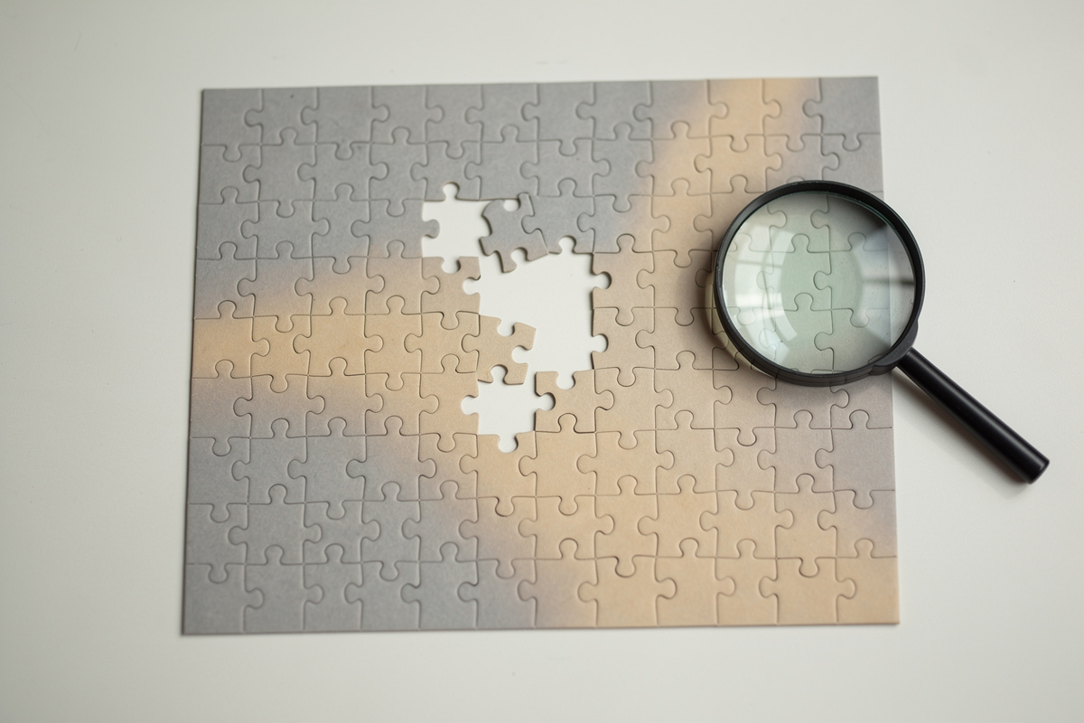 Limites des outils SEO gratuits : puzzle incomplet illustrant les données partielles et lacunes des solutions gratuites